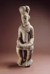 Sitzende Figur mit Schwert, Esie, vor 1850